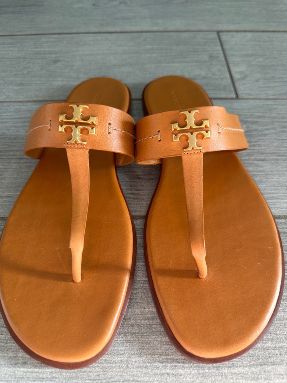 Tory Burch Mini Everly Flat Thong Sandal Size 10.5 Tan Leather Gold Logo New! - Picture 5 of 8